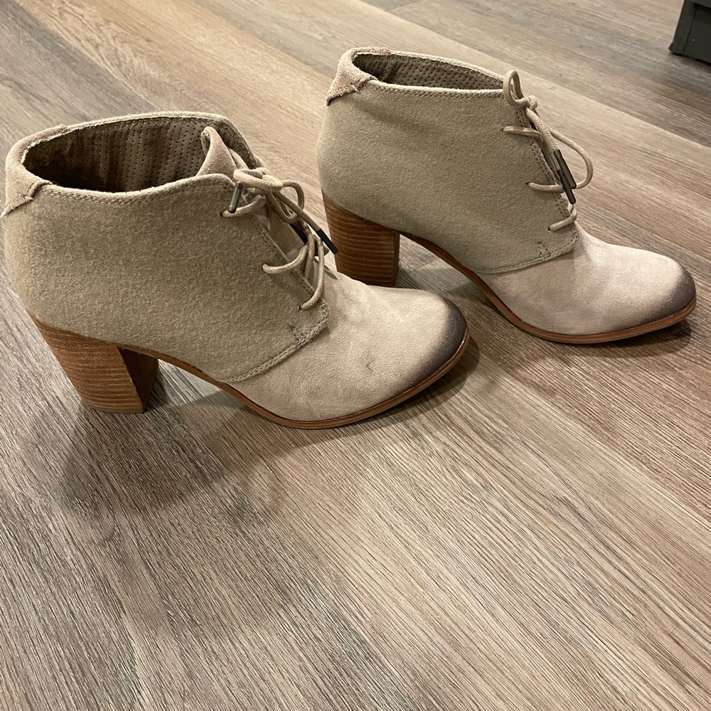 TOMS size 9 2.5” heel, gently worn. Super cute on! Casual heel.